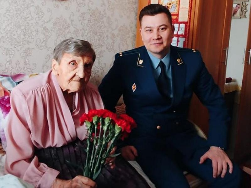 Ачинский транспортный прокурор навестили ветерана Великой Отечественной Войны..