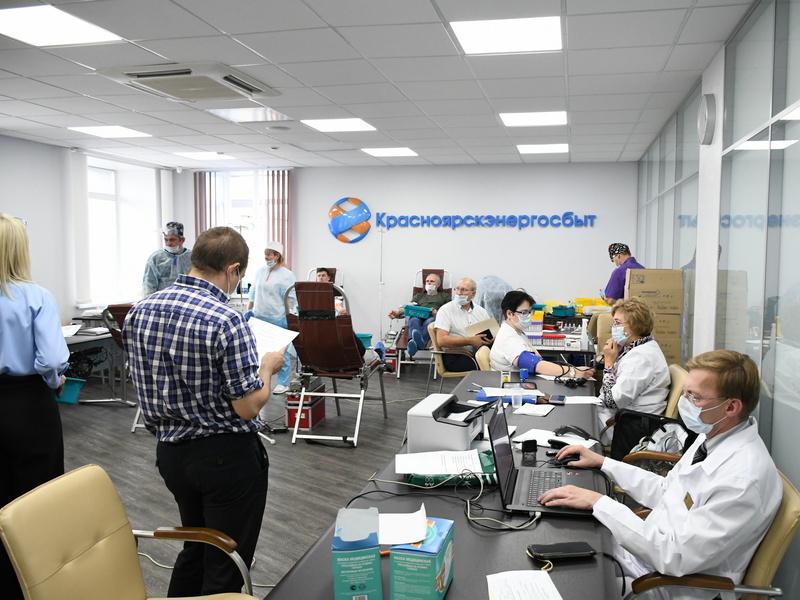 Работники Красноярскэнергосбыта сдали 34 литра крови и вступили в регистр доноров костного мозга.