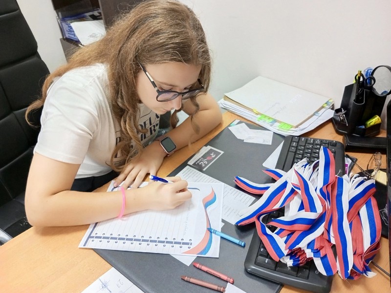 В День Государственного флага боготольские активисты провели патриотические акции.