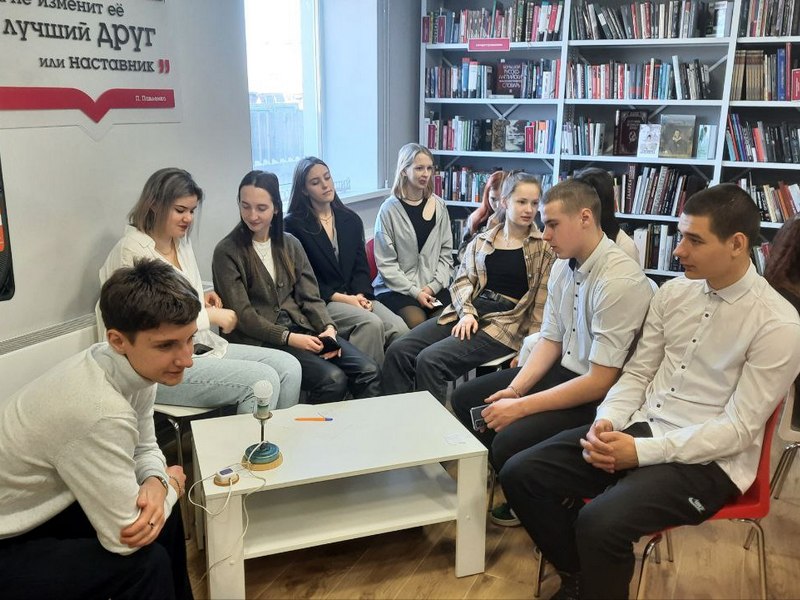 Литературный брейн-ринг по лучшим книгам века прошел в библиотеке.