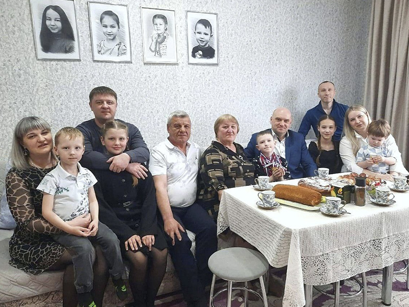 Глава города Боготола поздравил Александра Ивановича и Наталью Анатольевну Печкуровых с 40-летием совместной жизни..