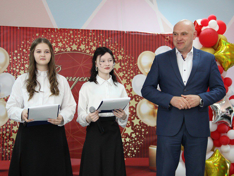 Глава Боготола Александр Байков посетил свою родную школу №4 в день празднования Последнего звонка.