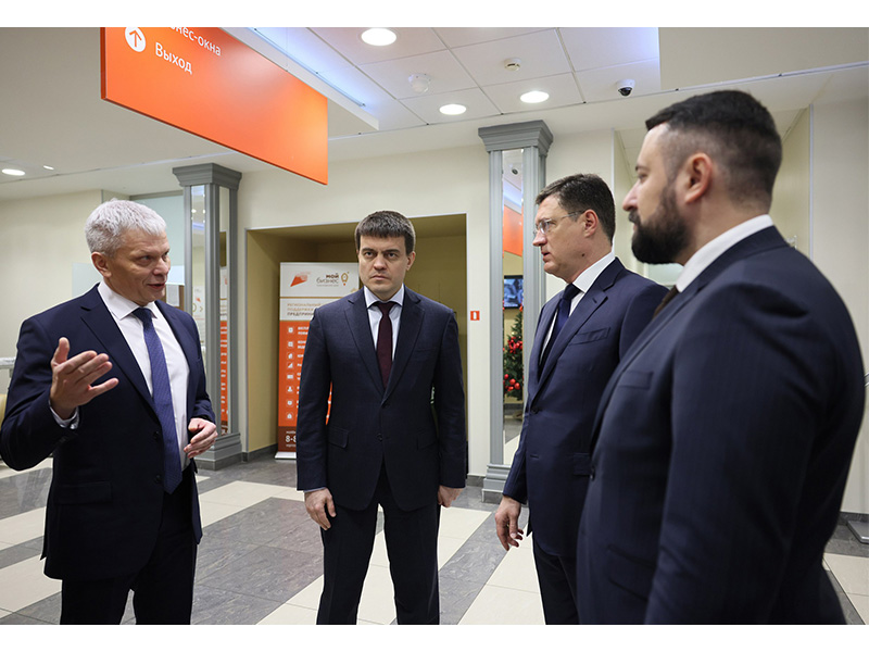Михаил Котюков представил Александру Новаку лучшие практики Красноярского края по поддержке МСП и развитию креативных индустрий.