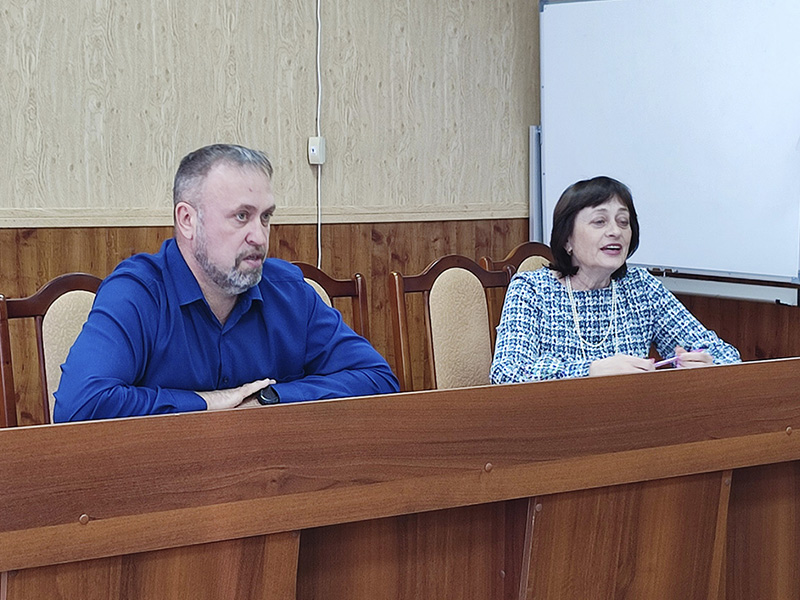 В Боготоле началась подготовка к новогодним праздникам.