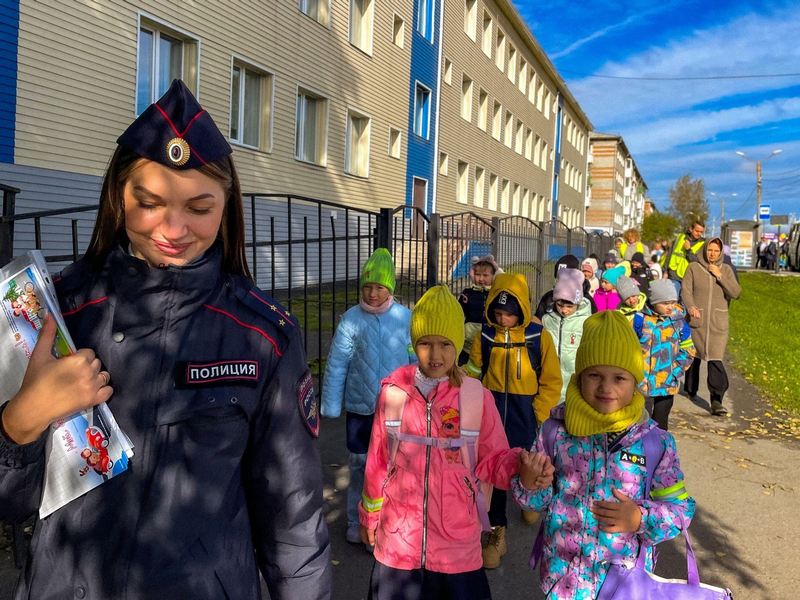 Боготольские первоклассники вместе с сотрудниками ГАИ и педагогами изучили безопасный маршрут до школы.