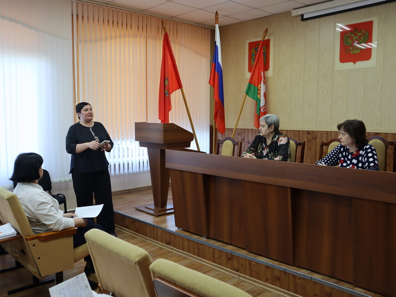 В городе началась подготовка к первым праздникам лета.