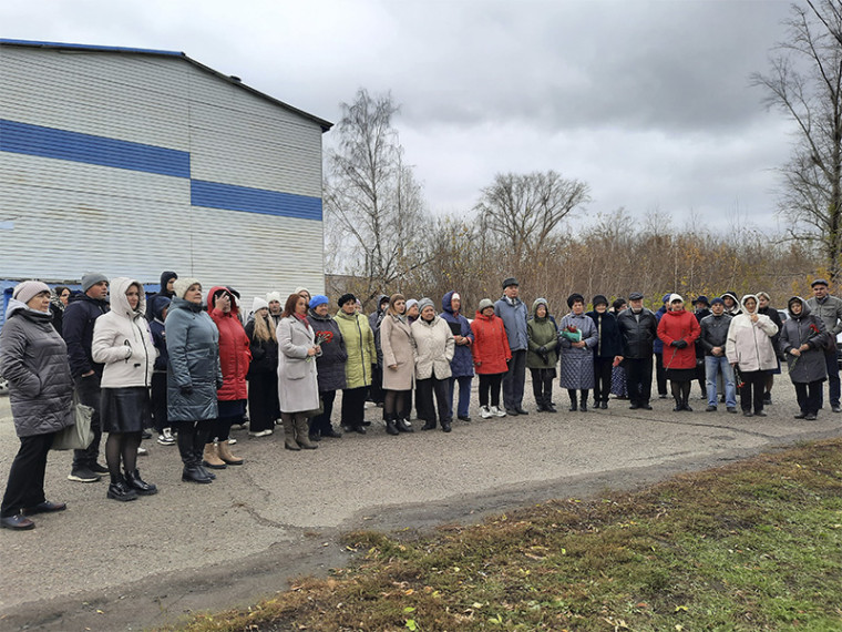 В Боготоле торжественно открыли памятную доску писателю и педагогу Леониду Ивановичу Антонову. В Боготоле торжественно открыли памятную доску писателю и педагогу Леониду Ивановичу Антонову.