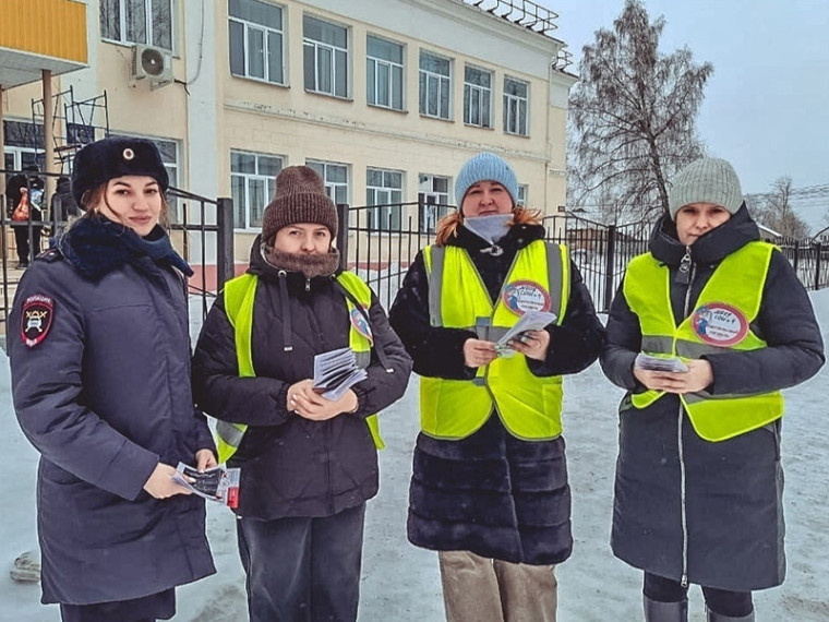 Госавтоинспекторы и родители организовали совместные дежурства. Госавтоинспекторы и родители организовали совместные дежурства.