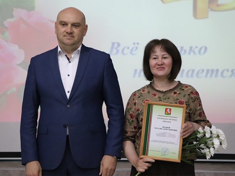 Вот первый вальс уже звучит, огни сияют, бал открыт!. Вот первый вальс уже звучит, огни сияют, бал открыт!.