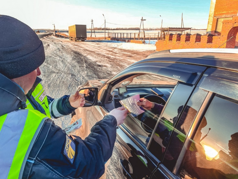 Боготольские автоинспекторы и дорожники напомнили водителям о правилах безопасности. Боготольские автоинспекторы и дорожники напомнили водителям о правилах безопасности.